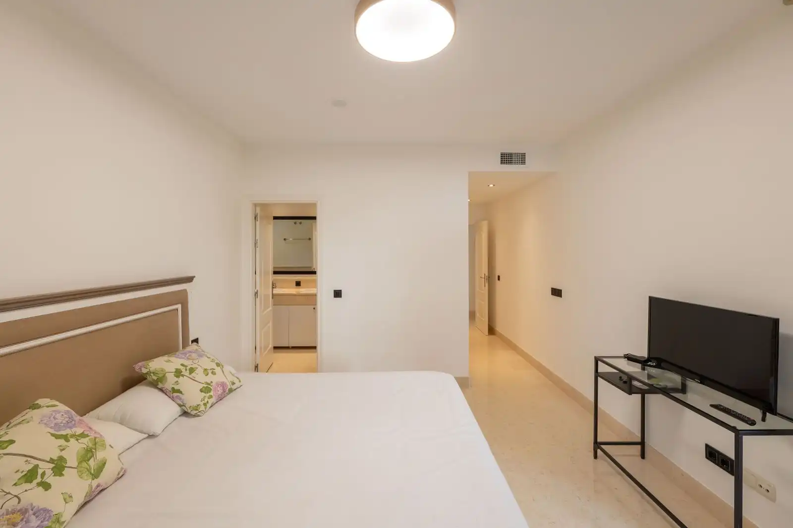 Schlafzimmer von Wohnung zur Miete in Benahavís mit Klimaanlage, Privatgarten und Terrasse