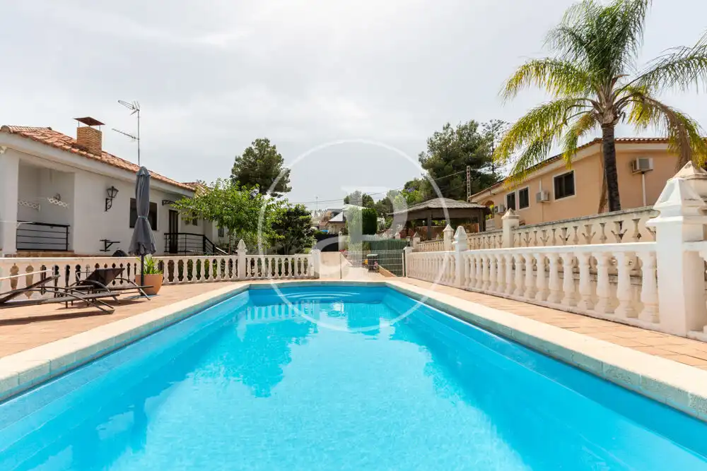 Piscina de Casa o chalet en venta en Chiva con Aire acondicionado, Calefacción y Jardín privado