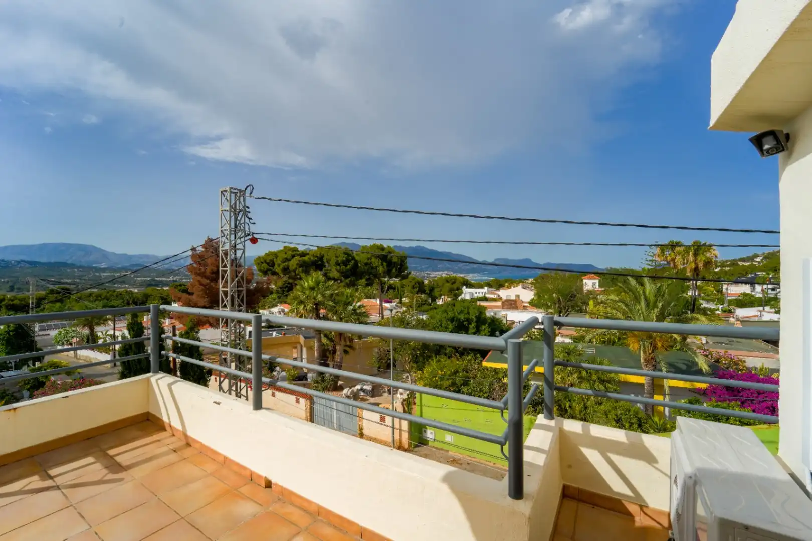 Terrasse von Einfamilien-Reihenhaus zum Verkauf in L'Alfàs del Pi mit Klimaanlage, Heizung und Privatgarten