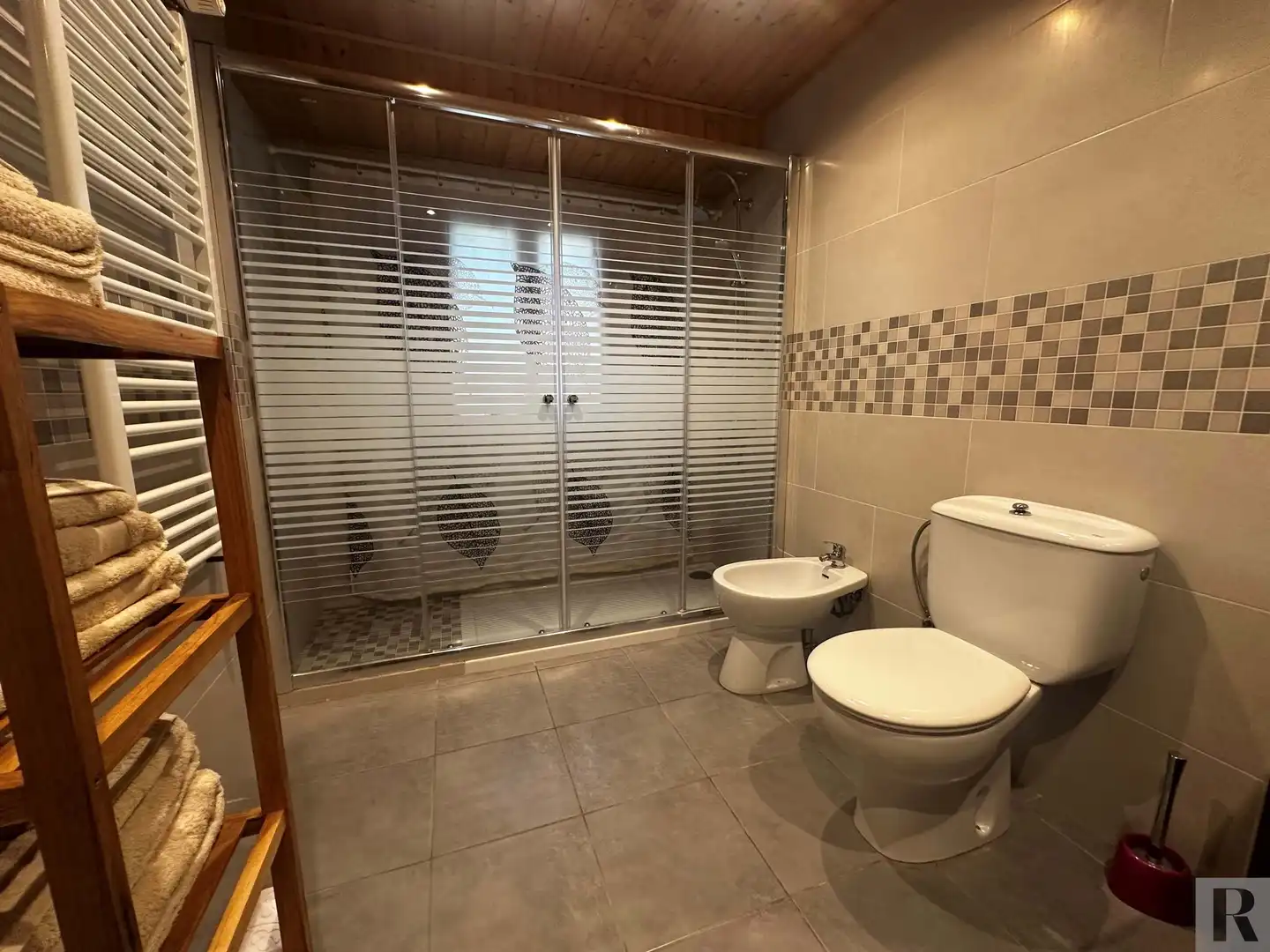 Badezimmer von Einfamilien-Reihenhaus zur Miete in Vallcebre mit Heizung und Terrasse