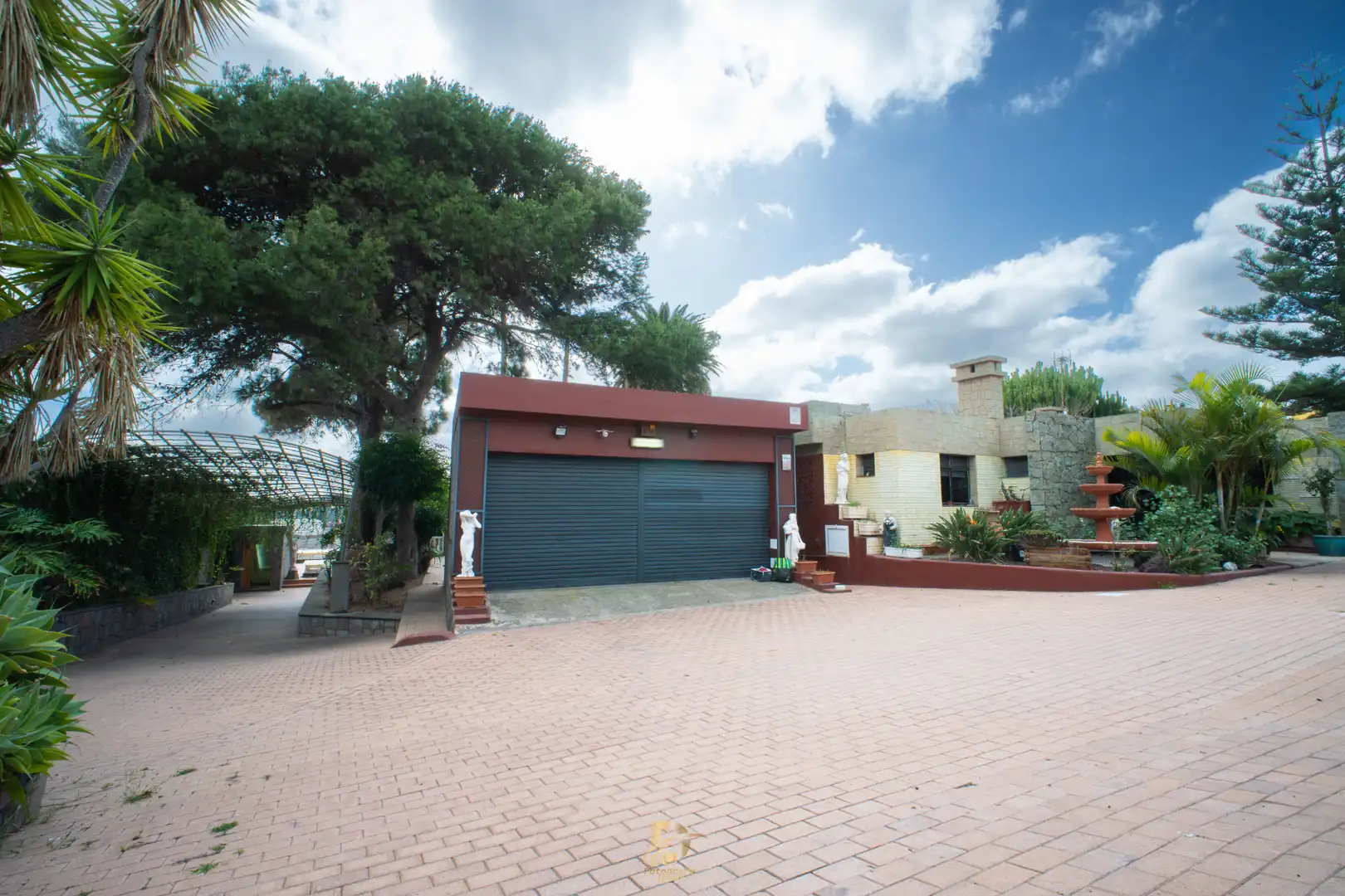 Vista exterior de Casa o xalet en venda en Las Palmas de Gran Canaria amb Aire condicionat, Jardí privat i Terrassa