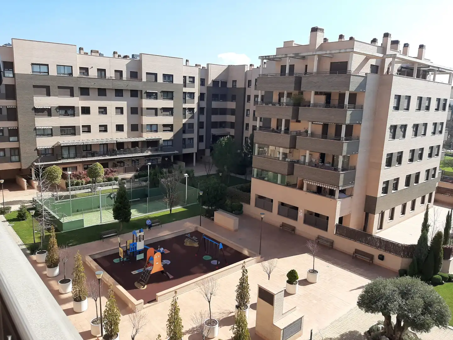 Vista exterior de Piso de alquiler en Alcalá de Henares con Aire acondicionado, Calefacción y Jardín privado