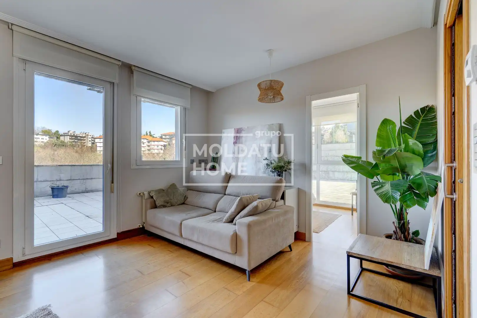 Sala d'estar de Dúplex en venda en Donostia - San Sebastián  amb Calefacció i Terrassa