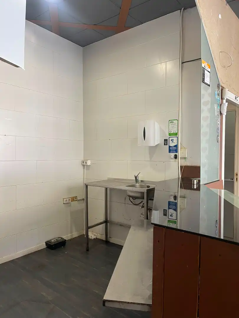 Badezimmer von Geschaftsraum zur Miete in Plasencia mit Klimaanlage