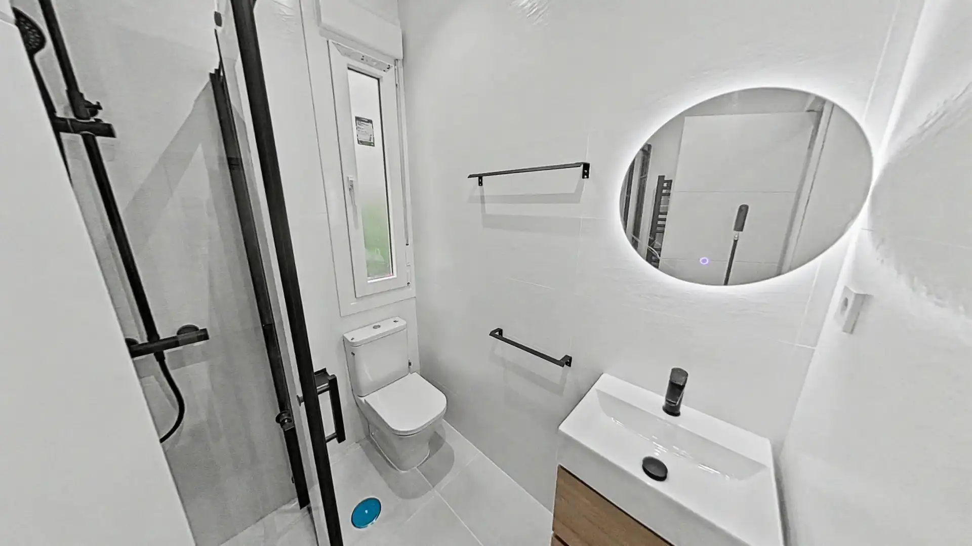 Bathroom of Flat for rent in Madrid  with Oven and Washing machine