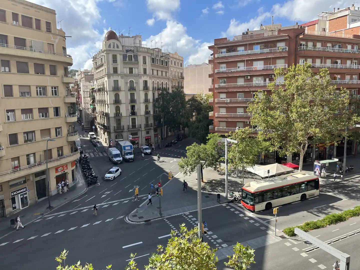 Außenansicht von Wohnung zum Verkauf in  Barcelona Capital mit Balkon