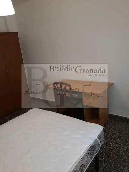 Habitación de Piso de alquiler en Granada con Terraza y Microondas