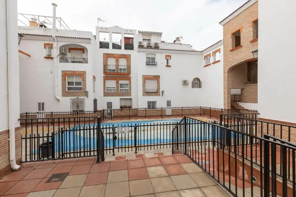 Vista exterior de Casa o chalet en venta en Granada con Terraza y Piscina comunitaria