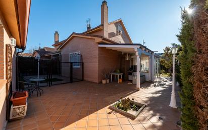 Vista exterior de Casa adosada en venda en Villanueva de la Cañada amb Aire condicionat, Calefacció i Jardí privat