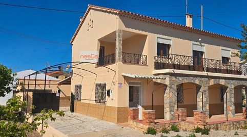 CHALET CON PARCELA CON 2 VIVIENDAS, 2 NAVES Y GARAJE
