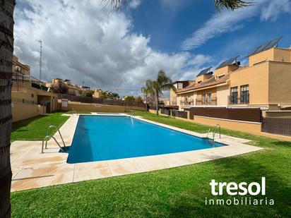 Piscina de Casa adosada en venda en Alhaurín de la Torre amb Aire condicionat, Calefacció i Jardí privat
