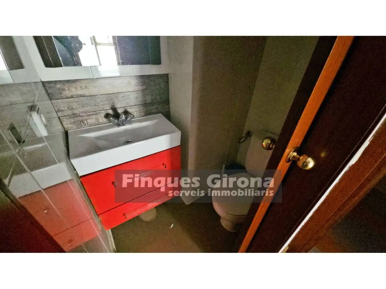Bany de Pis en venda en Girona amb Calefacció, Parquet i Balcó