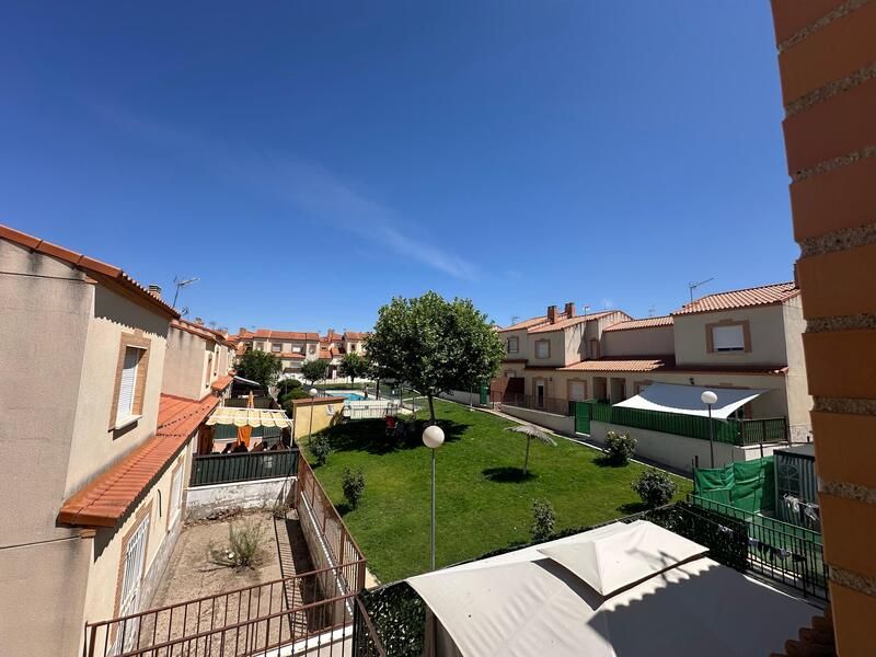 Vista exterior de Casa o xalet en venda en Horcajo de Santiago amb Jardí privat i Piscina