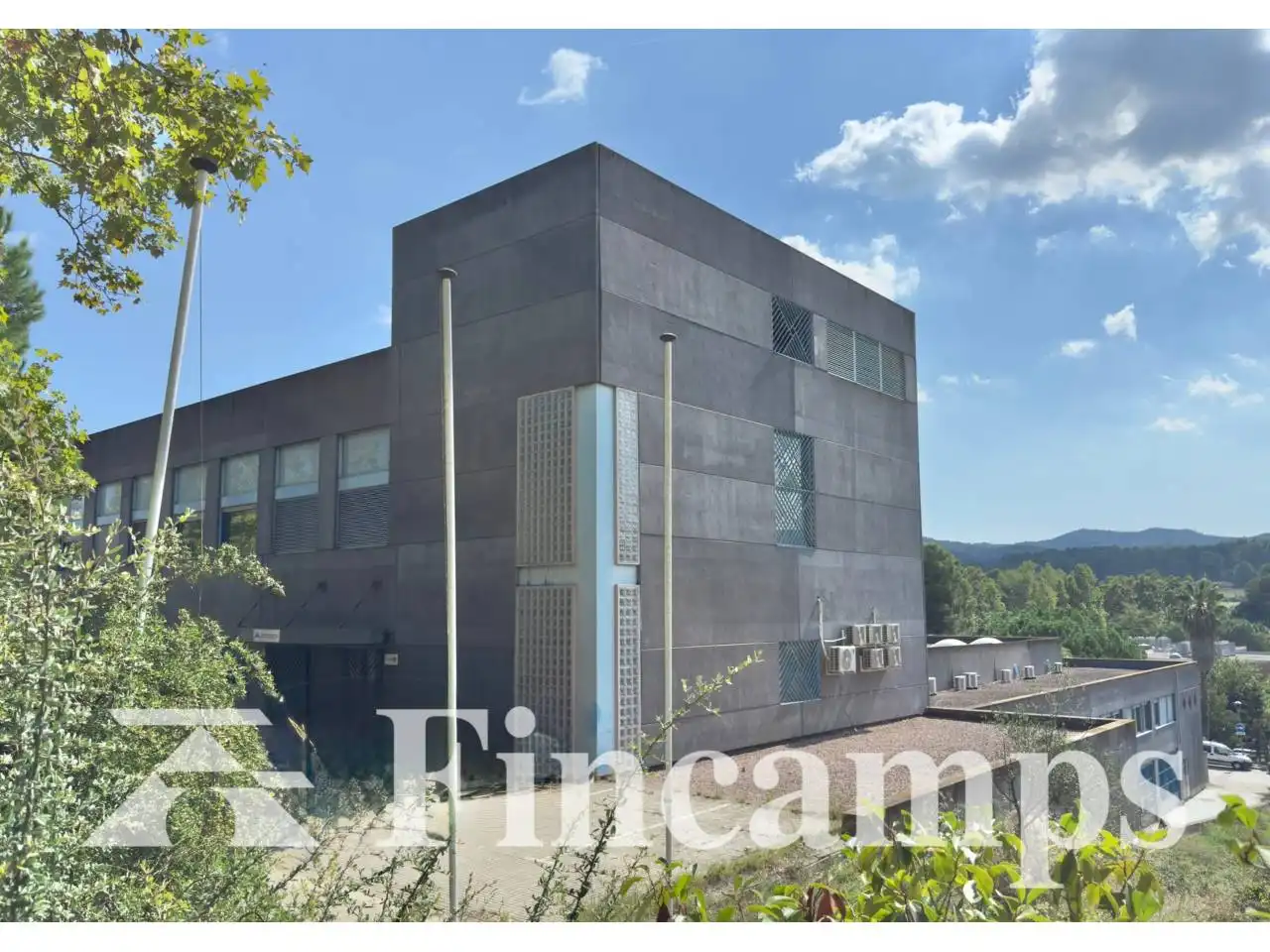 Außenansicht von Fabrikhallen zur Miete in Cerdanyola del Vallès