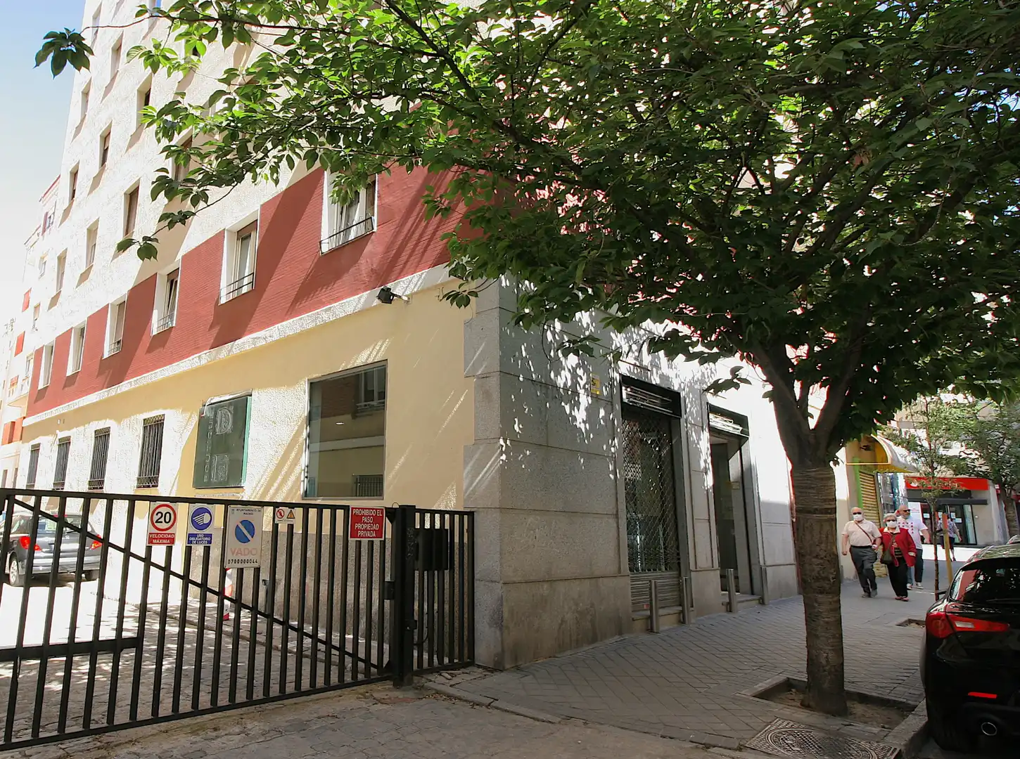 Vista exterior de Local en venda en Madrid amb Calefacció