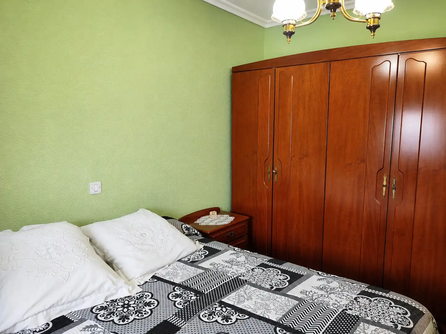 Schlafzimmer von Wohnung zur Miete in Santander mit Möbliert und Ofen
