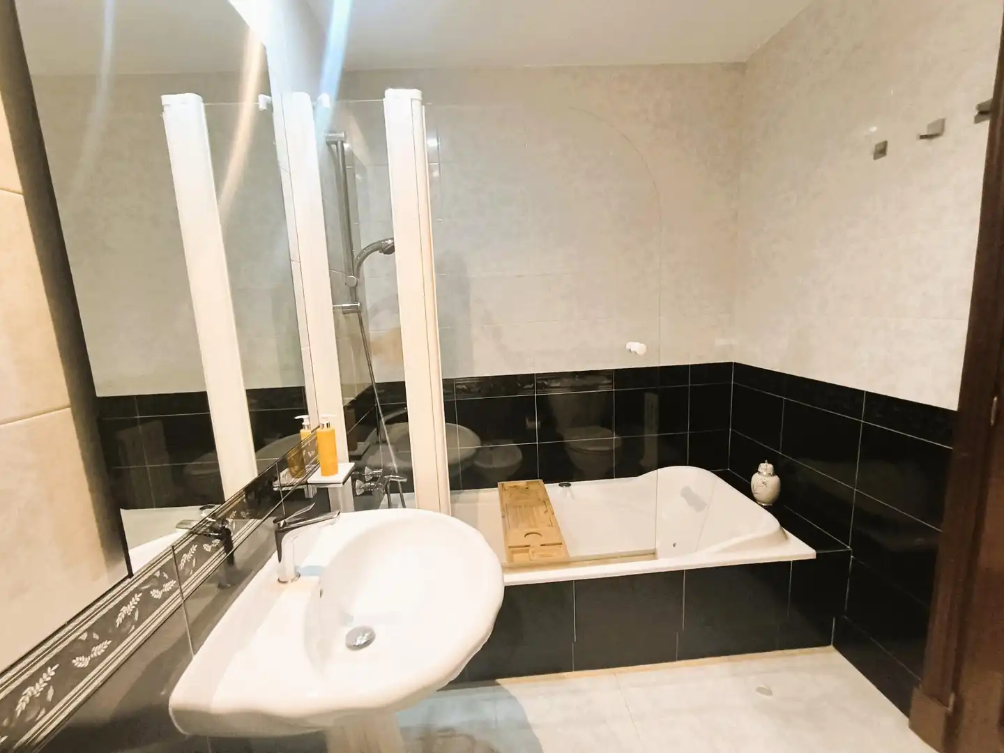 Bathroom of Flat for rent in Santiago de Compostela   with Heating, Storage room and Balcony