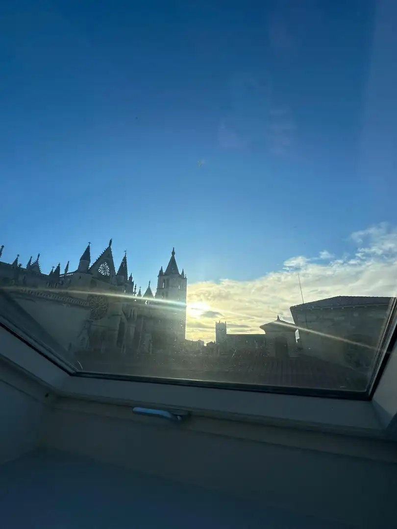 Vista exterior de Àtic en venda en León Capital  amb Calefacció, Parquet i Traster