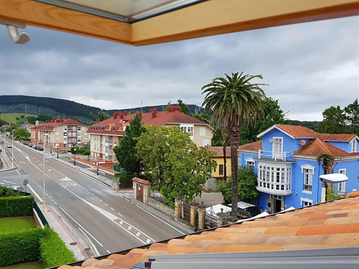 Vista exterior de Casa o xalet en venda en Bárcena de Cicero amb Terrassa, Moblat i Balcó