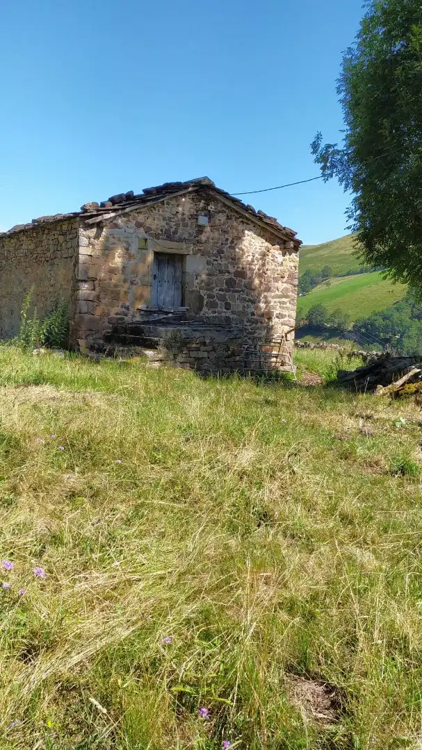 Vista exterior de Casa o xalet en venda en Vega de Pas amb Jardí privat