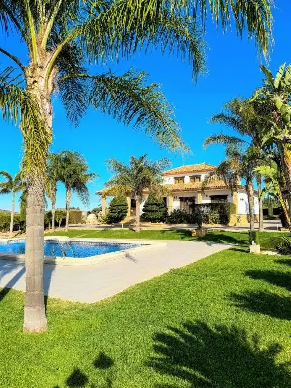 Vista exterior de Casa o xalet en venda en Orihuela amb Aire condicionat, Jardí privat i Traster