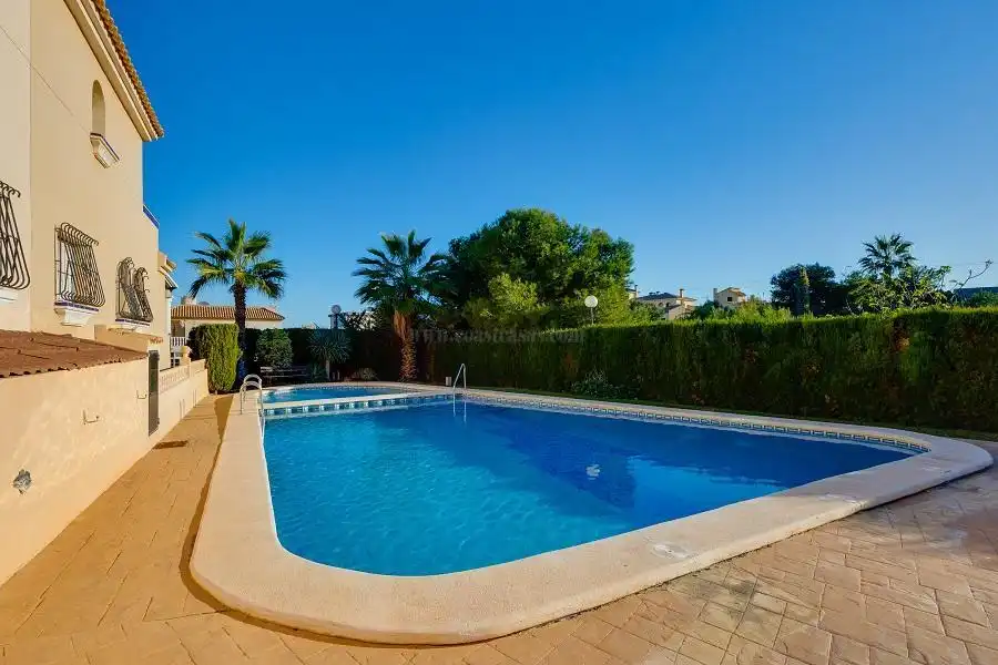 Piscina de Casa adosada en venda en Orihuela amb Aire condicionat, Calefacció i Traster