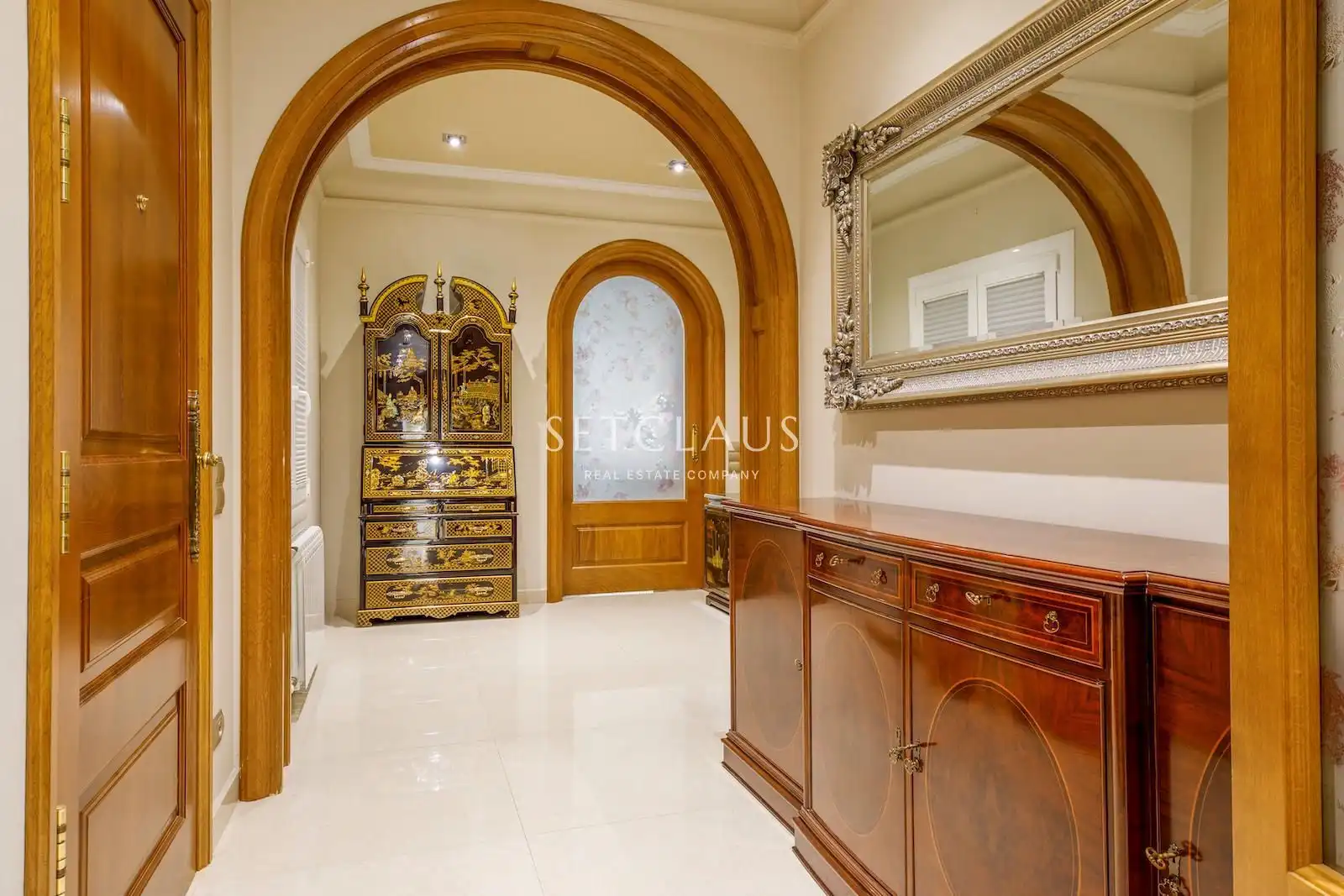 Flat for sale in Barcelona  with Air Conditioner and Alarm