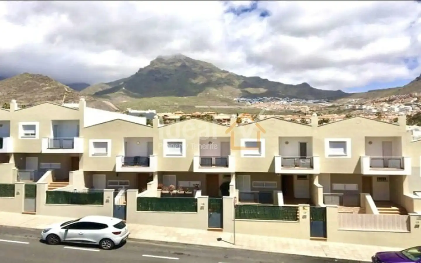 Vista exterior de Casa adosada en venda en Adeje amb Terrassa i Piscina comunitària