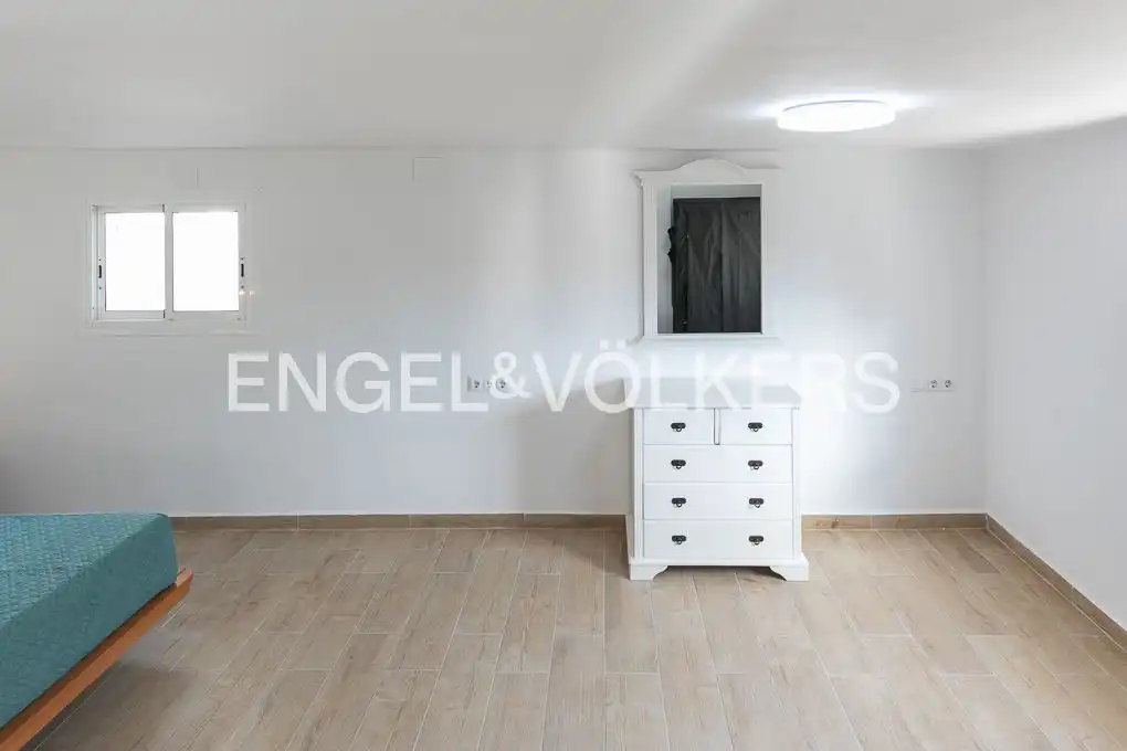 Bedroom of Houses for sale in Valencia  with Heating, Terrace and Furnished