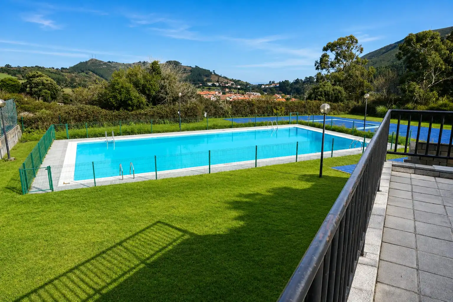 Schwimmbecken von Einfamilien-Reihenhaus zum Verkauf in Castro-Urdiales mit Heizung, Privatgarten und Parkett