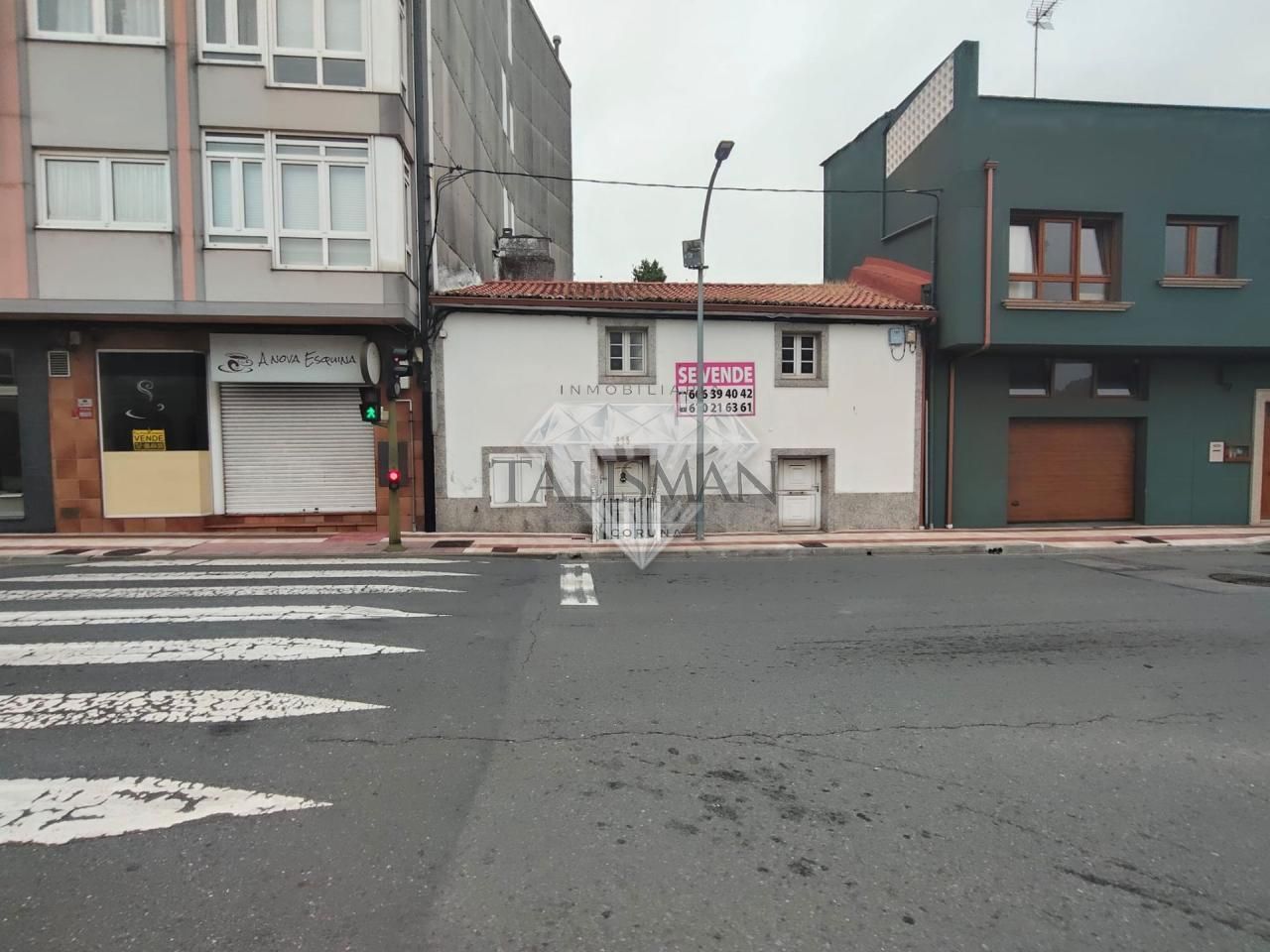 Vista exterior de Casa adosada en venda en Arteixo amb Calefacció, Jardí privat i Moblat