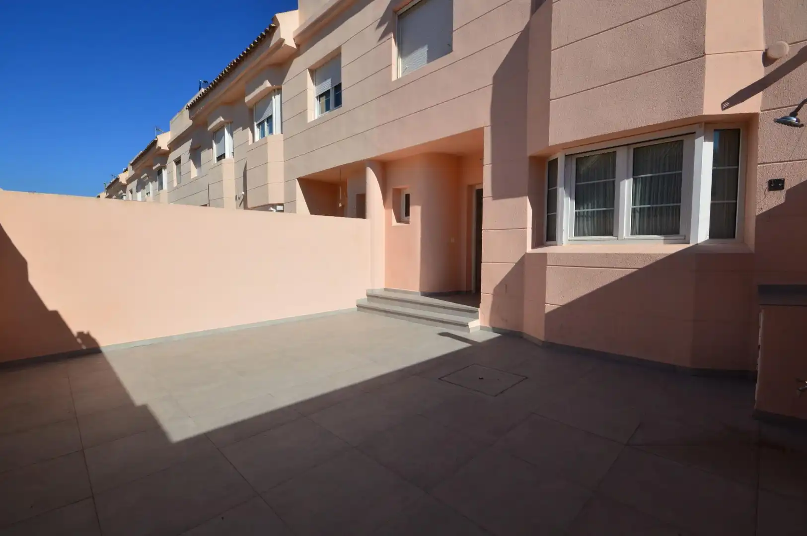 Vista exterior de Casa adosada en venta en El Puerto de Santa María con Aire acondicionado, Calefacción y Jardín privado