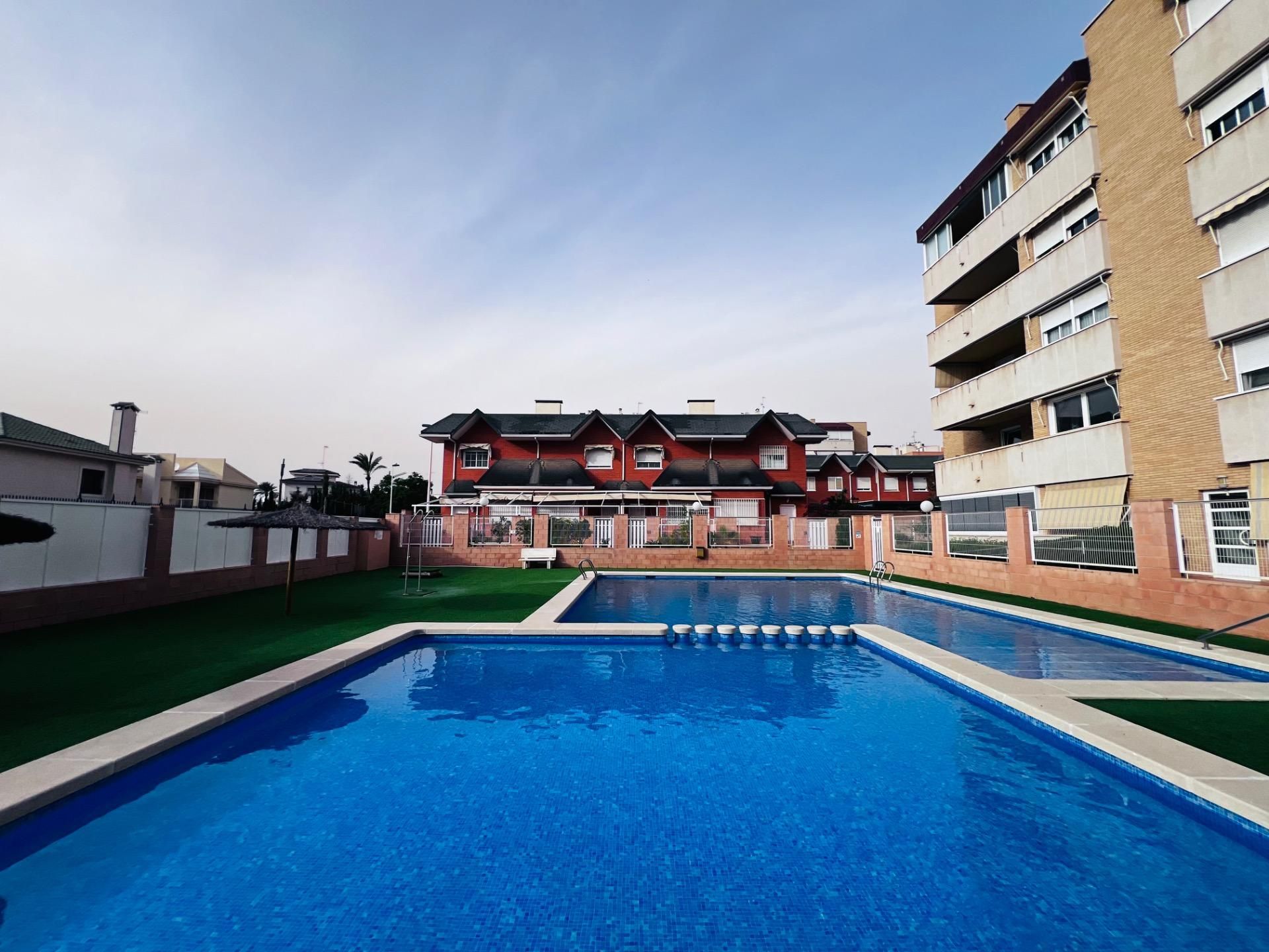 Piscina de Casa adosada en venda en Elche / Elx amb Aire condicionat, Jardí privat i Terrassa