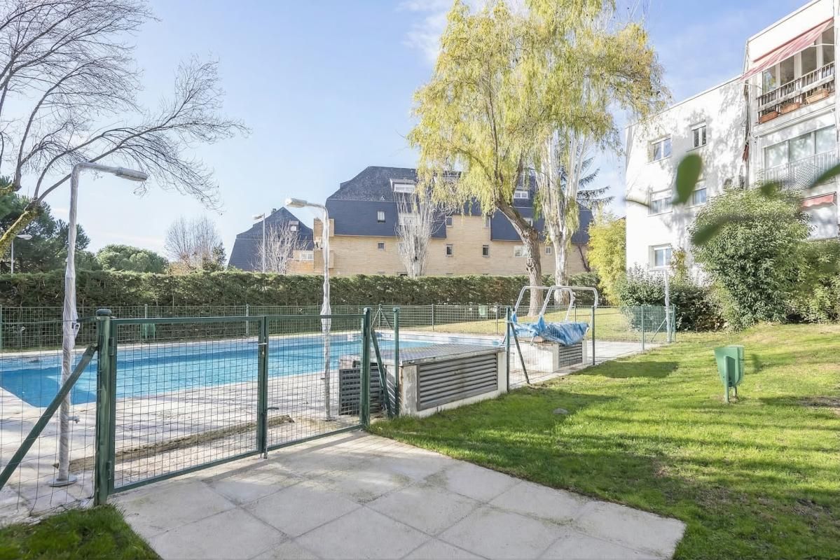 Piscina de Pis en venda en Majadahonda amb Aire condicionat, Calefacció i Jardí privat