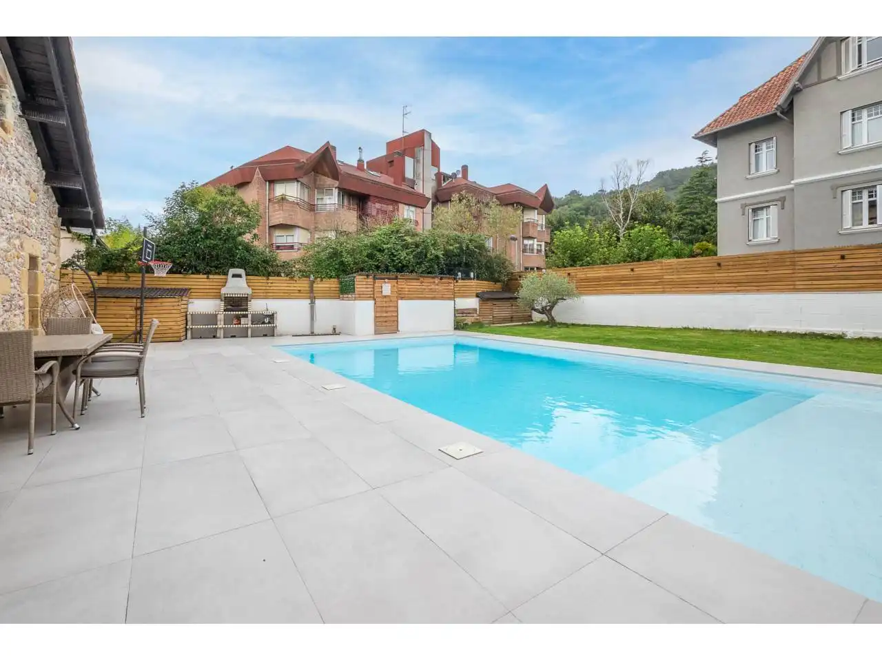 Piscina de Casa o xalet en venda en Donostia - San Sebastián  amb Aire condicionat, Calefacció i Jardí privat