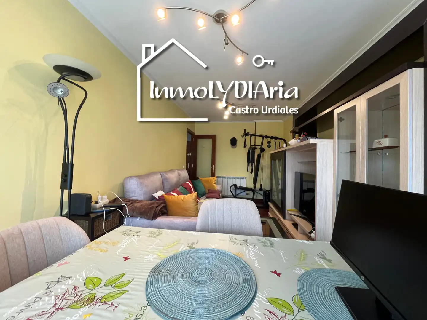 Vista exterior de Piso en venta en Castro-Urdiales con Calefacción, Parquet y Terraza