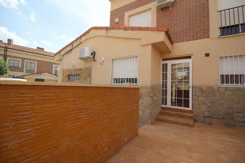 Vista exterior de Casa o chalet en venta en Alovera con Aire acondicionado, Calefacción y Piscina comunitaria
