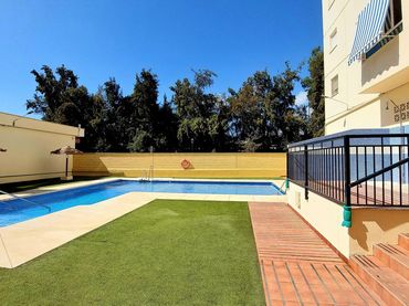 Piso con piscina en venta en Avenida Miramar 27