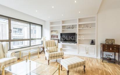 Sala d'estar de Apartament en venda en  Madrid Capital amb Jardí privat