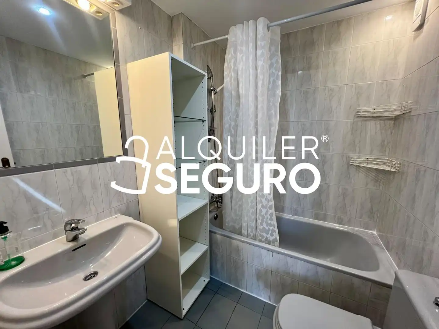 Bathroom of Flat for rent in Madrid  with Air Conditioner and Heating
