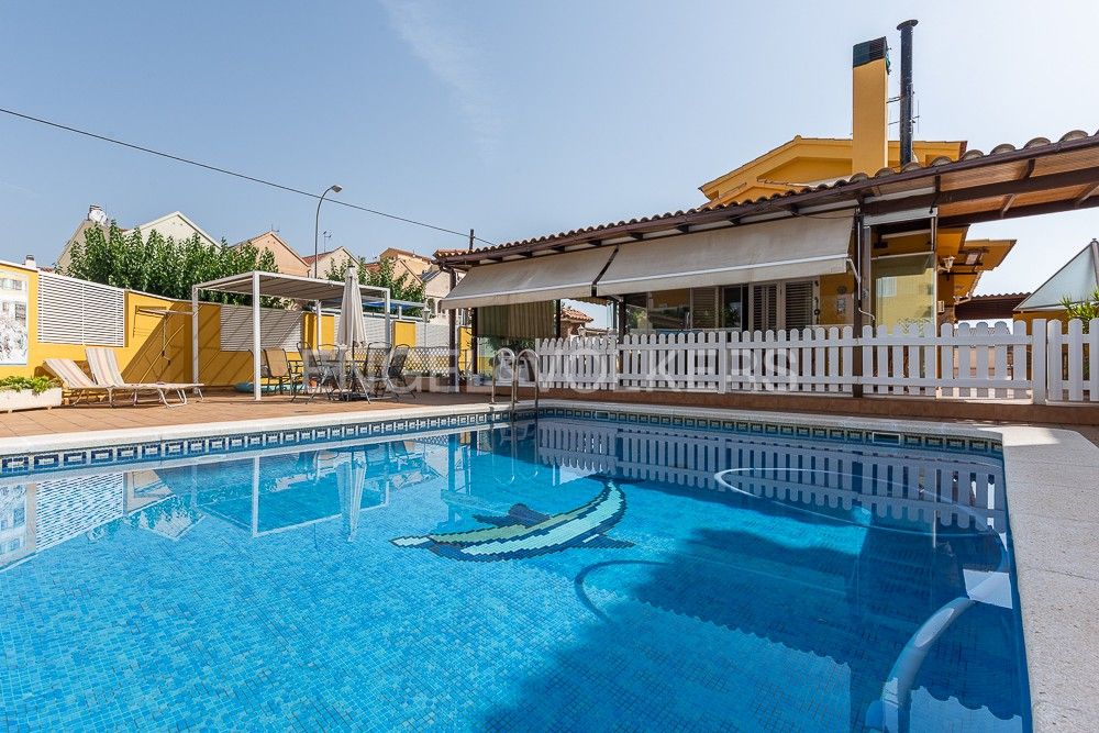 Piscina de Casa o xalet en venda en Benicasim / Benicàssim amb Aire condicionat, Calefacció i Jardí privat