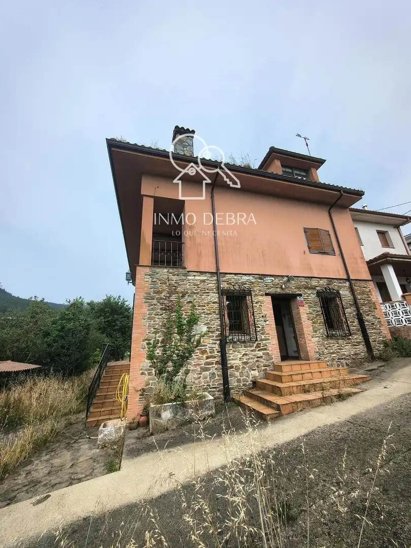 Außenansicht von Einfamilien-Reihenhaus zum Verkauf in Cudillero mit Heizung, Privatgarten und Terrasse