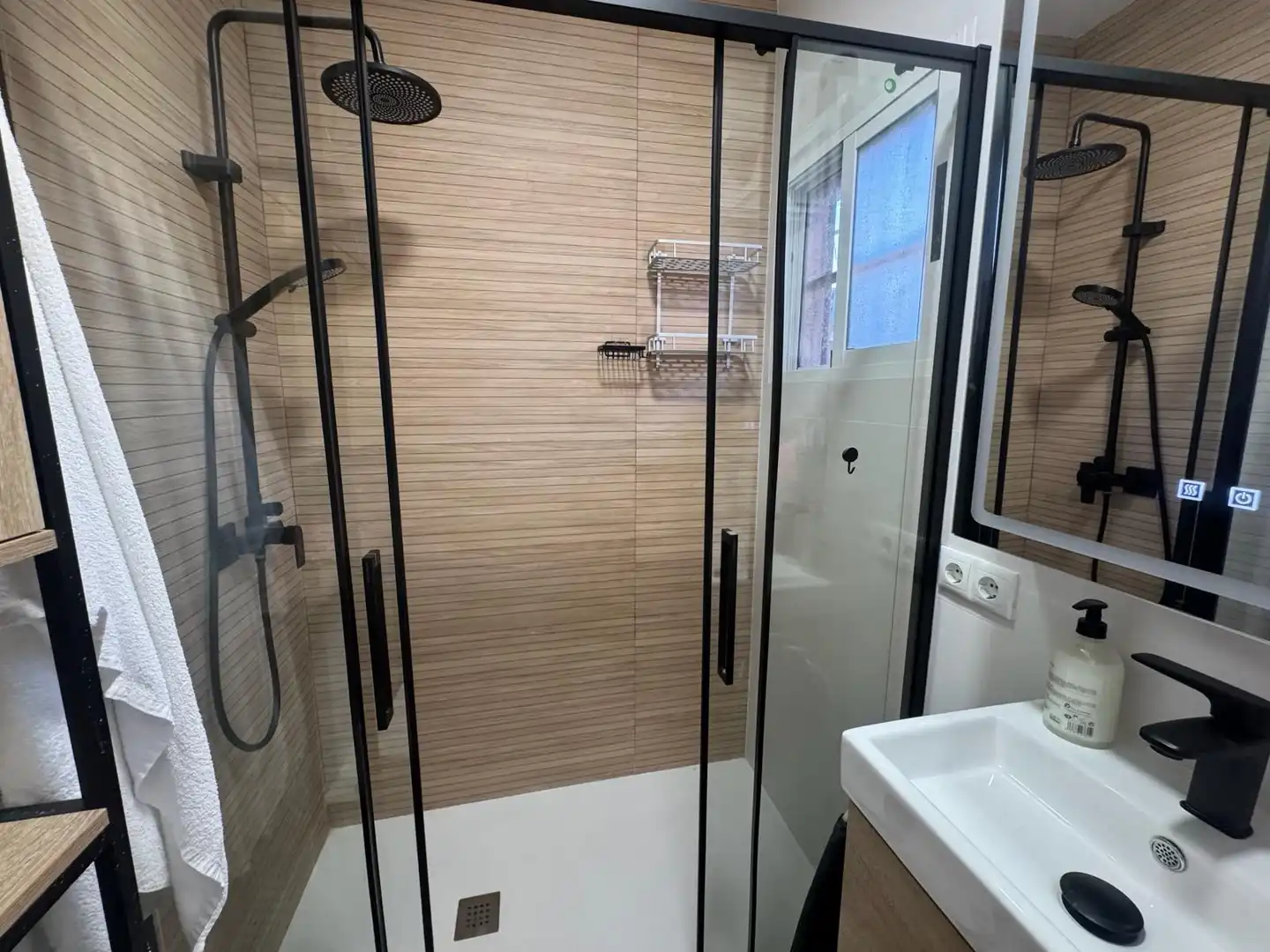 Baño de Apartamento en venta en Torrevieja con Aire acondicionado y Amueblado