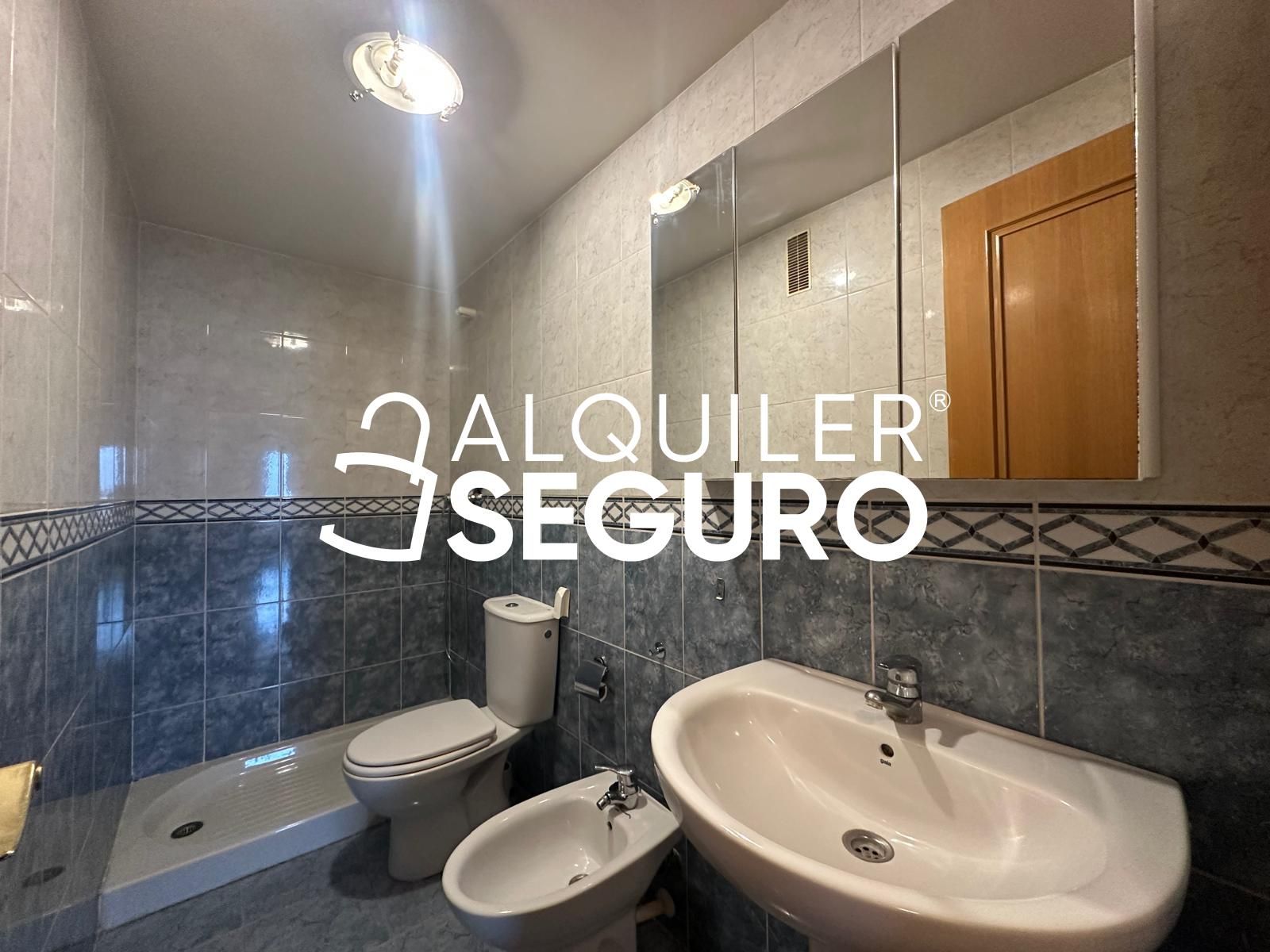 Bathroom of Flat for rent in  Valencia Capital  with Air Conditioner, Terrace and Swimming Pool