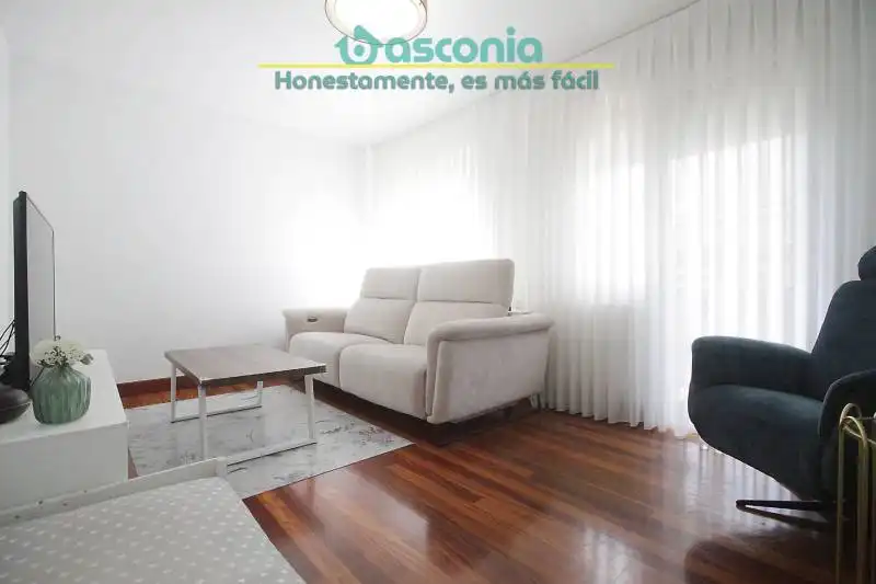 Sala de estar de Piso en venta en Basauri  con Amueblado y Balcón