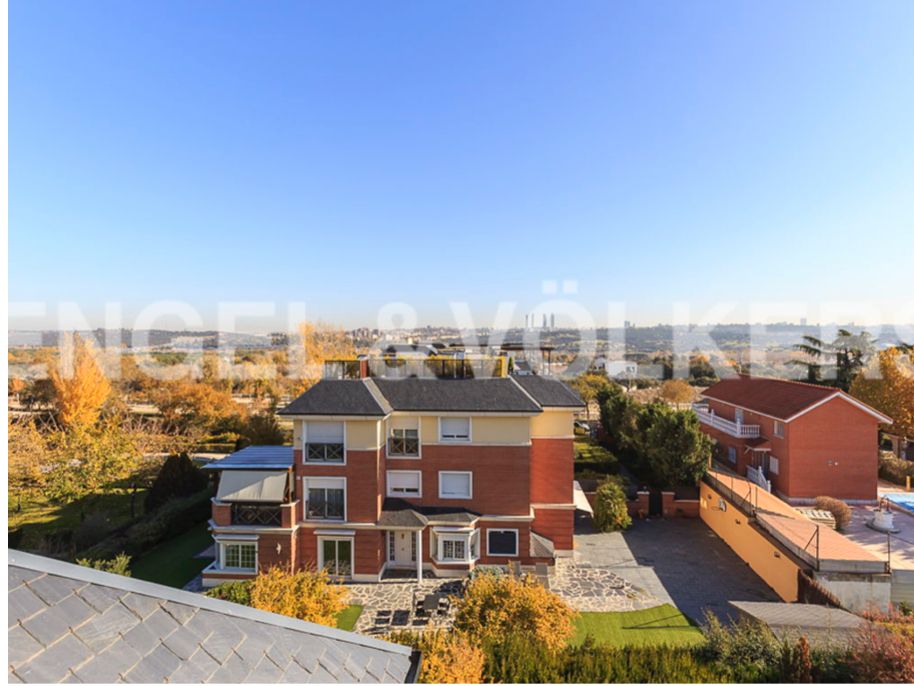Vista exterior de Àtic en venda en  Madrid Capital amb Aire condicionat, Calefacció i Jardí privat