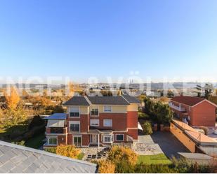 Vista exterior de Àtic en venda en  Madrid Capital amb Aire condicionat, Calefacció i Jardí privat