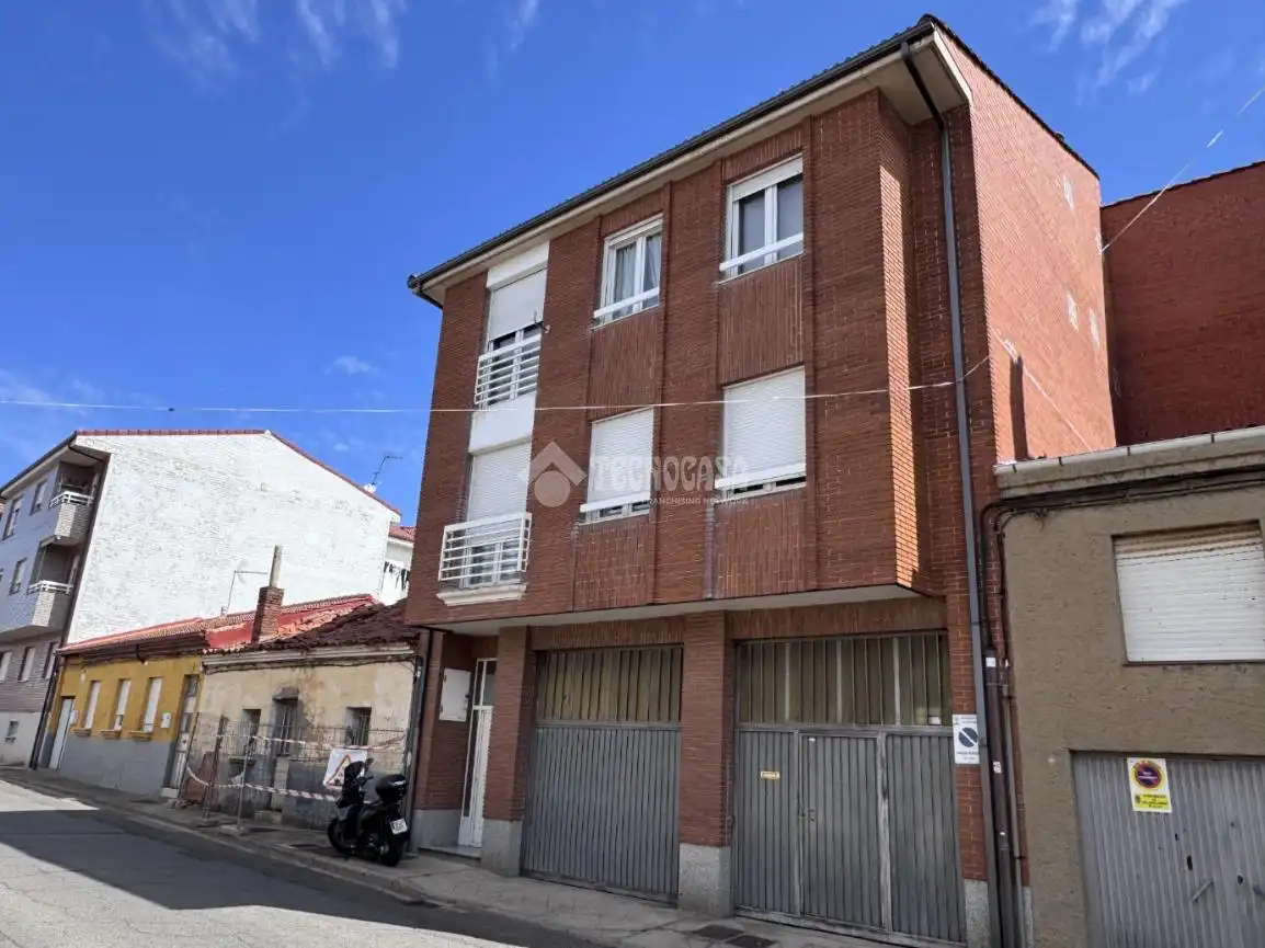 Außenansicht von Gebäude zum Verkauf in Villaquilambre