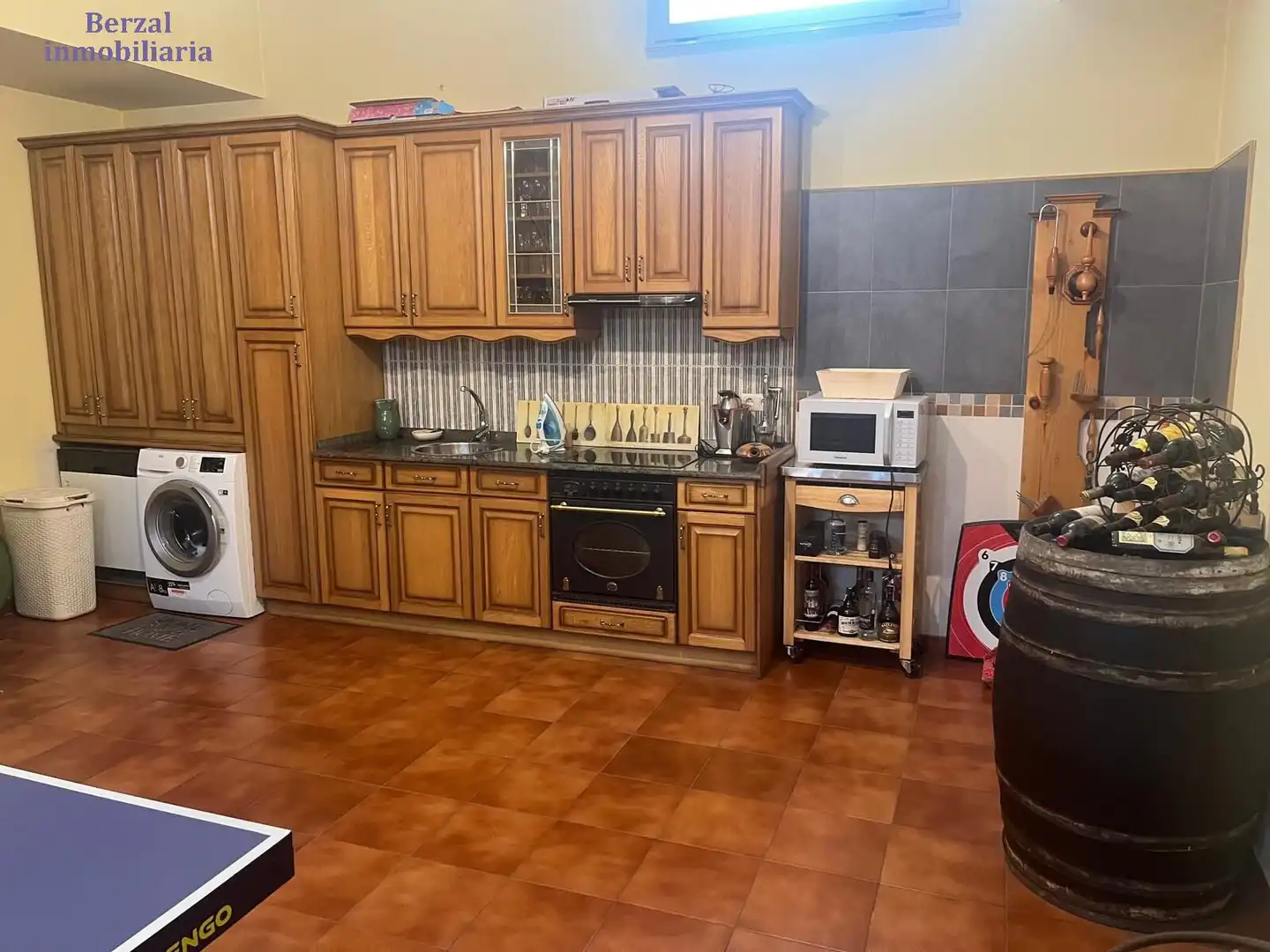 Cuina de Casa adosada en venda en  Logroño amb Aire condicionat, Calefacció i Jardí privat