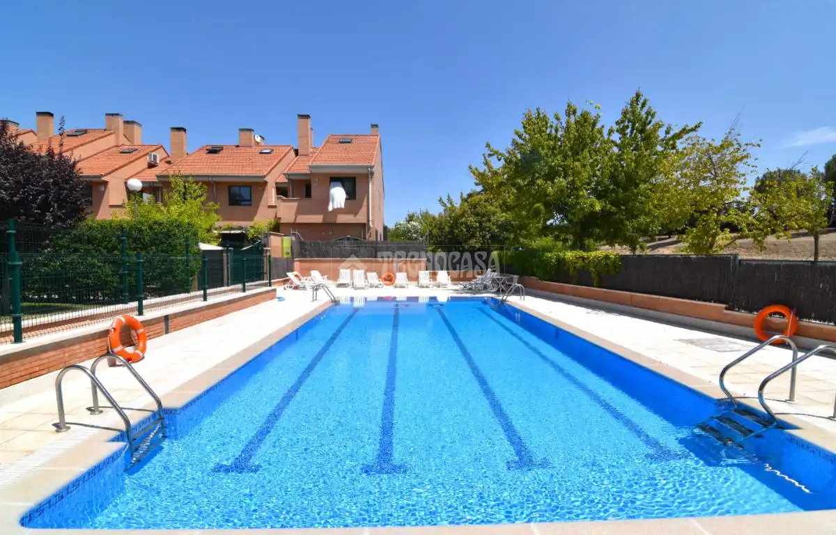Piscina de Piso en venta en Boadilla del Monte con Jardín privado